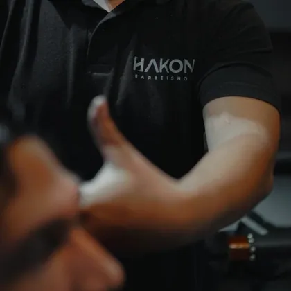 Detalhe do uniforme da Hakon durante um atendimento