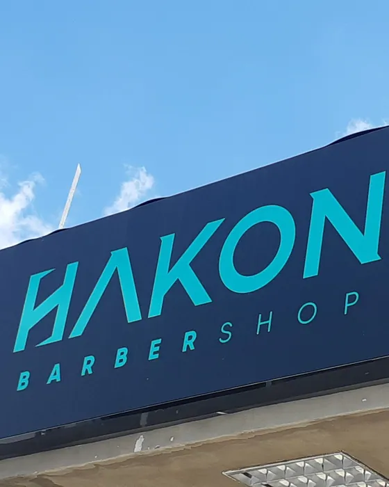 Letreiro da Hakon Barbershop sob o céu azul