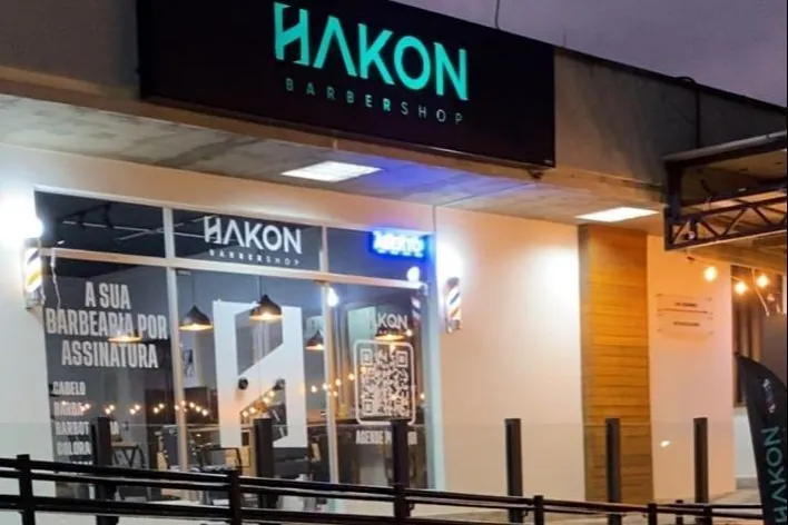 Fachada da Hakon à noite com o letreiro aceso